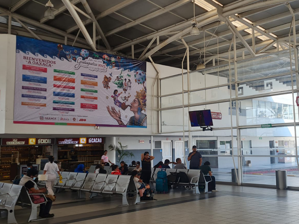 Reciben a turistas con mensajes de bienvenida en lenguas indígenas de Oaxaca