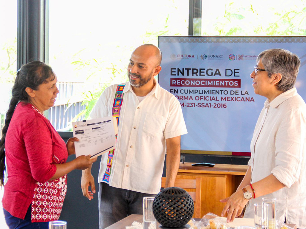 Entregan IFPA y Fonart primeros certificados “Sin Plomo” a talleres de personas alfareras de Oaxaca
