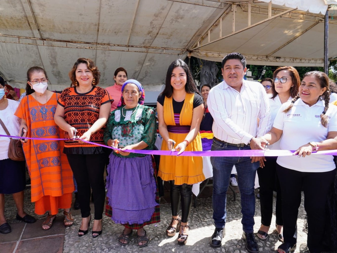 Mujeres emprendedoras y artesanas expenden sus productos en Jornada Naranja