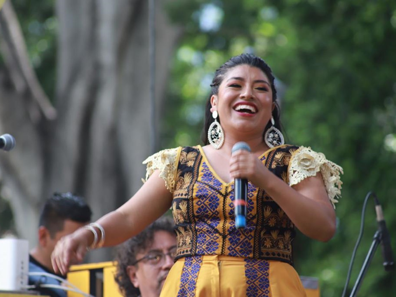 Cautiva concierto de Oaxaqueñísimas en la Alameda de León