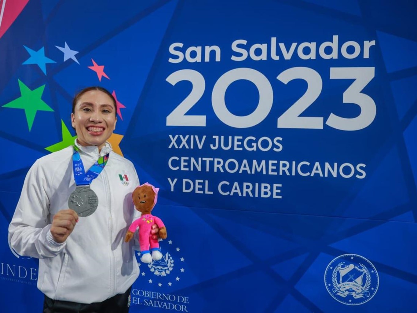 Karateca oaxaqueña Xhunashi Caballero aporta plata a México en Juegos Centroamericanos y del Caribe