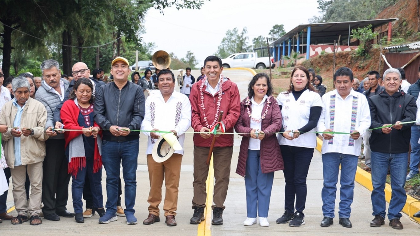 Cumple Salomón Jara con camino de pavimento al Santuario de la Cruz Verde en San Andrés Yaá 