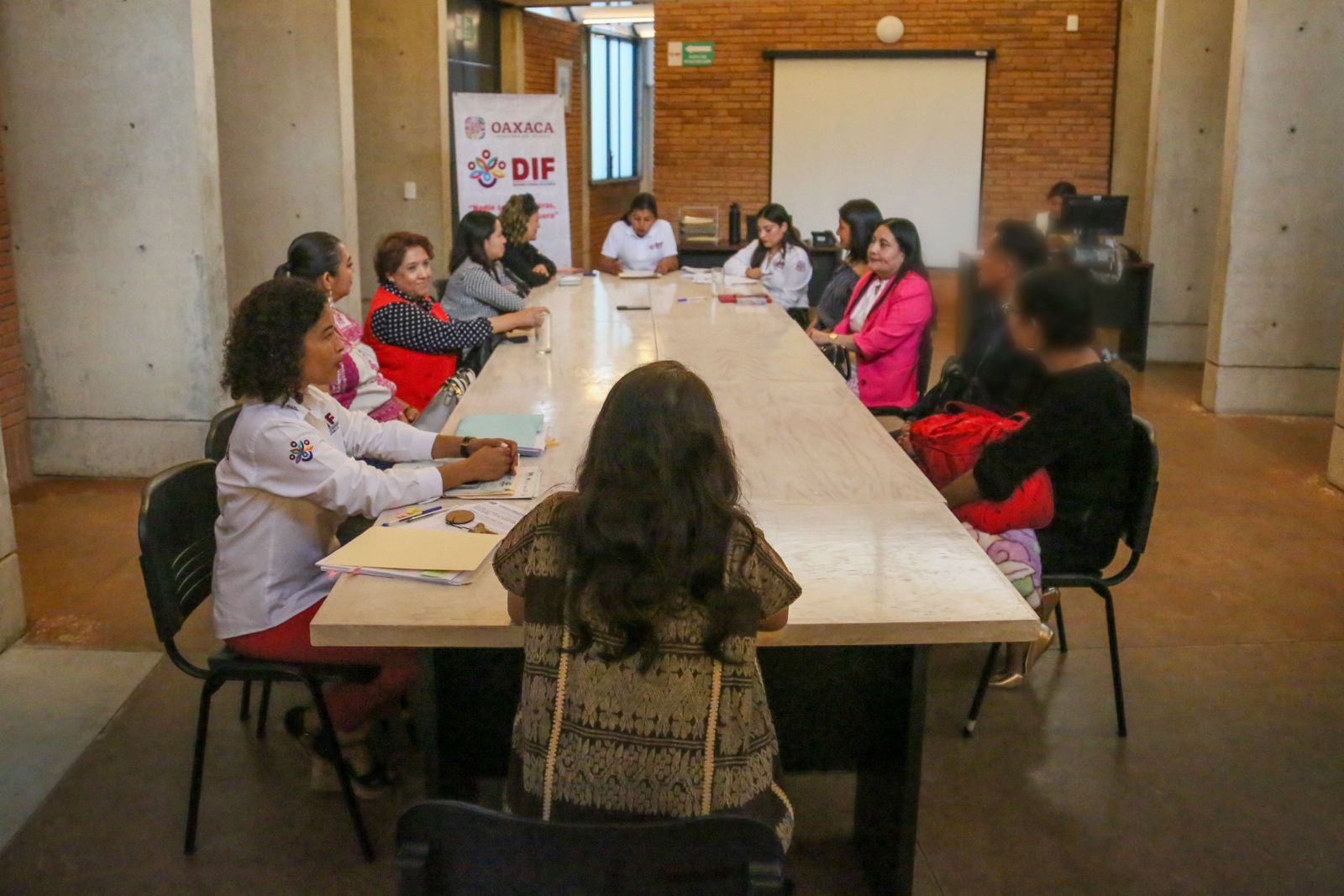 Restituye DIF Oaxaca el derecho a vivir en familia de cuatro niñas y un niño