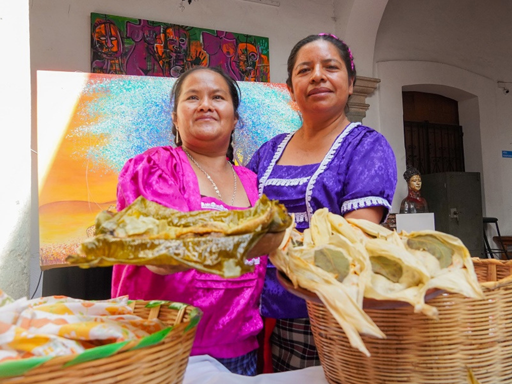 Tamales de mole, chichilo, amarillo, rajas, dulce y el tradicional tejate, manjares de Huayápam en la Guelaguetza
