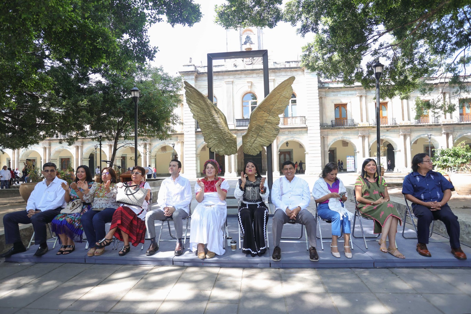 Devela Salomón Jara la escultura monumental Alas de México frente a Palacio de Gobierno