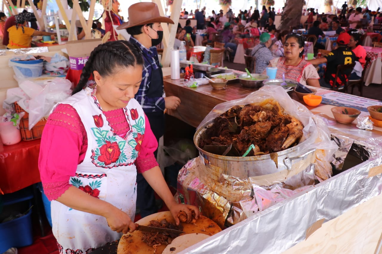 Un ambiente familiar se disfruta en el tianguis gastronómico Desde mis raíces con sus sabores