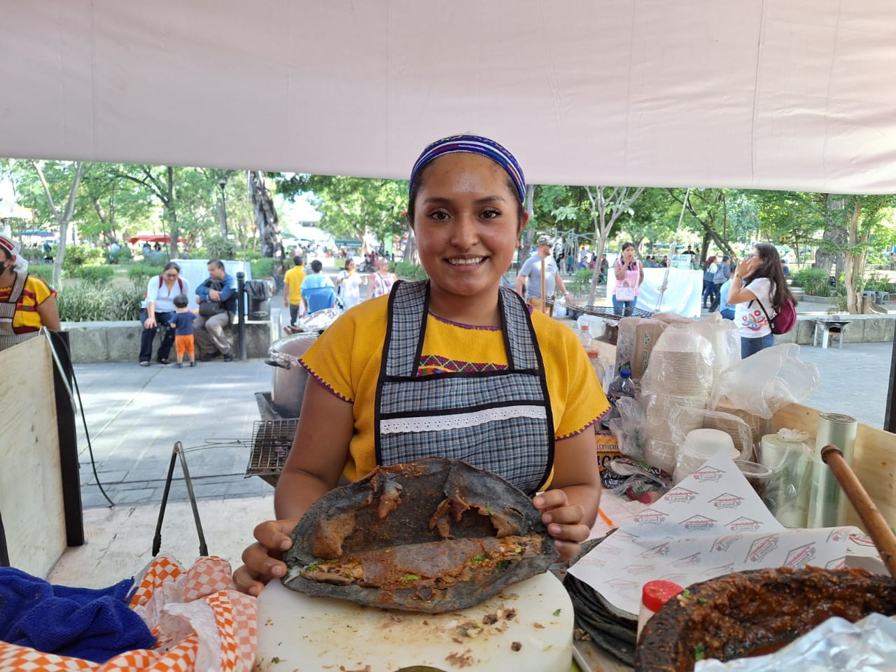 Tradición familiar y conocimiento ancestral distinguen al tianguis gastronómico que se realiza en el Paseo Juárez El Llano