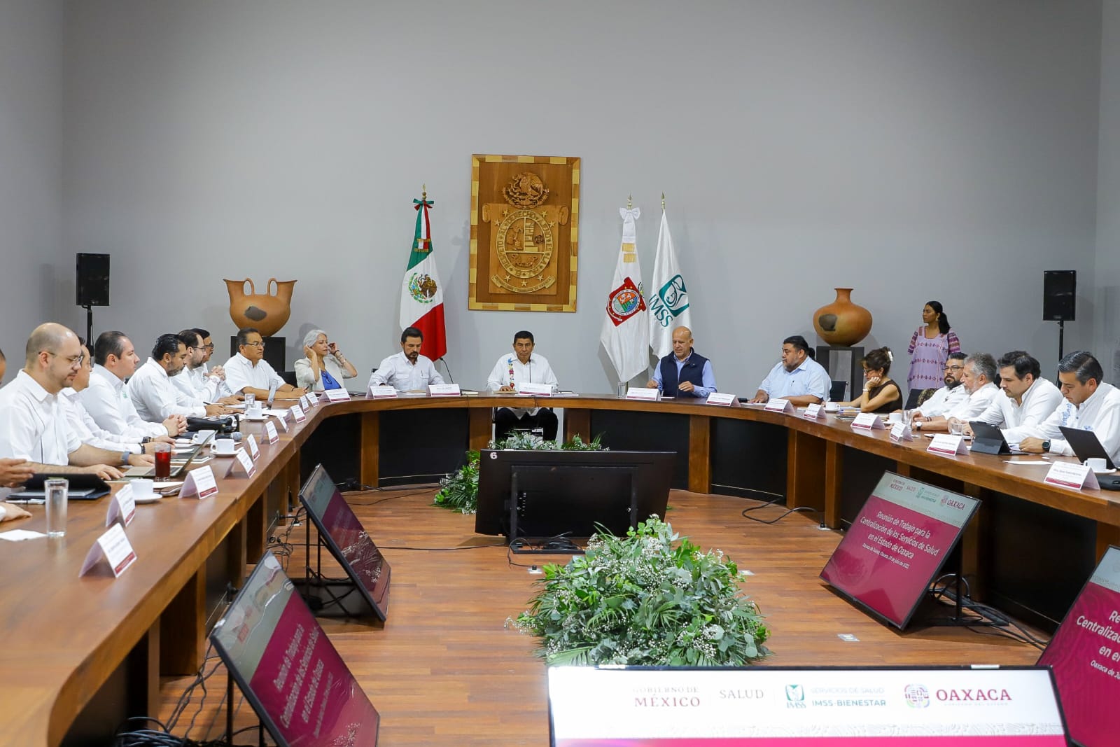 Revisan Salomón Jara y Zoé Robledo avances para integrar Servicios de Salud de Oaxaca a OPD IMSS-Bienestar