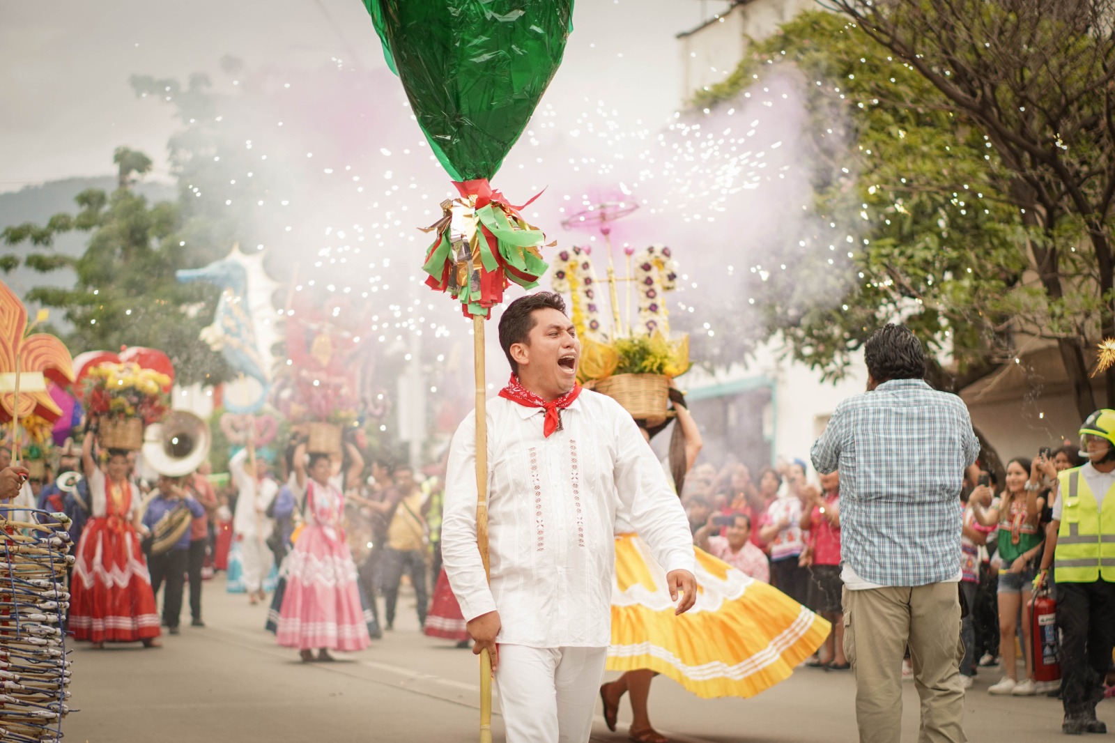 Jubiloso desfile de delegaciones anuncia la octava de la gran fiesta de Oaxaca, la Guelaguetza 2023
