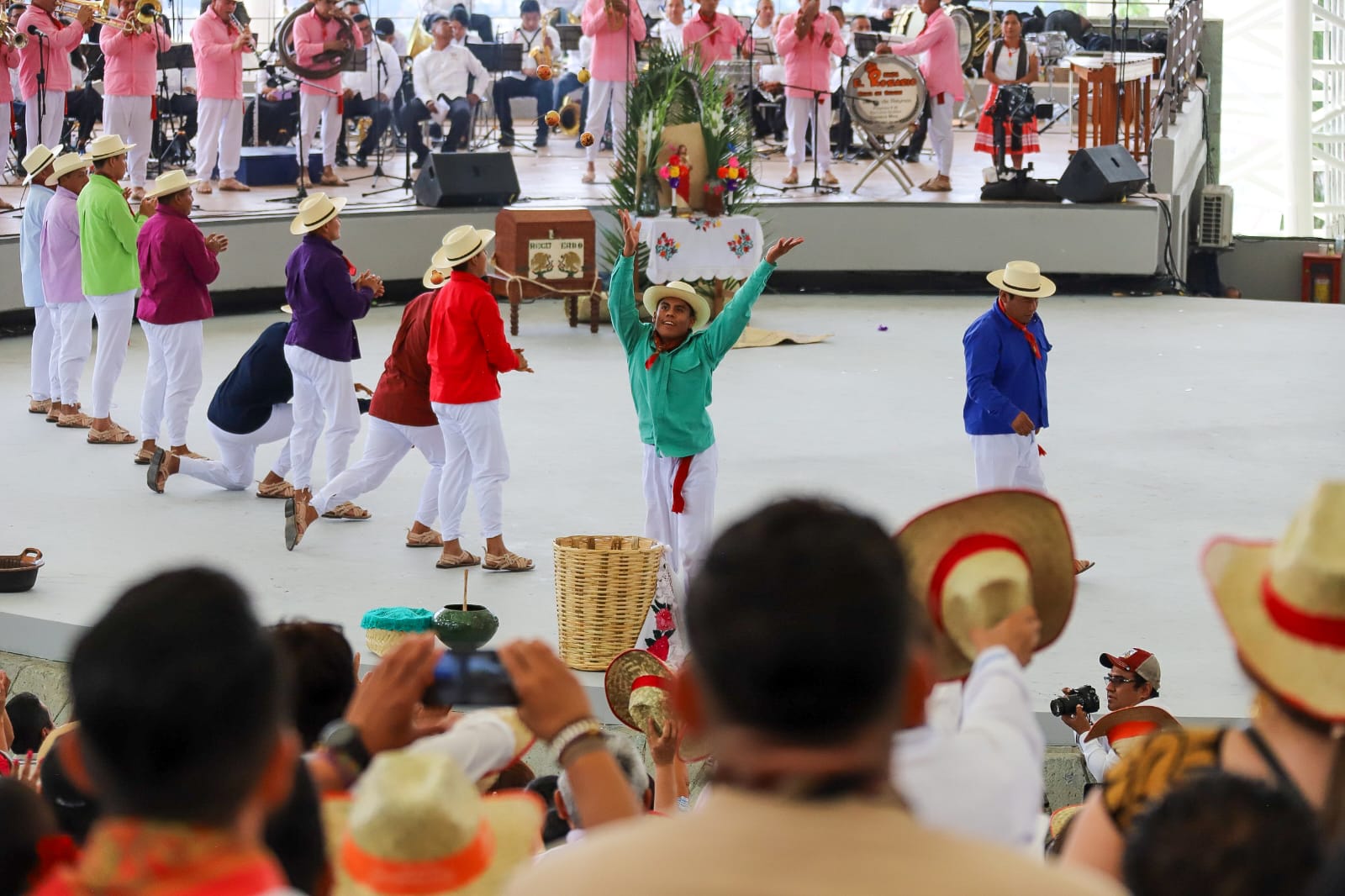 Vive Oaxaca una espléndida Guelaguetza 2023; miles abarrotan el auditorio en la edición matutina