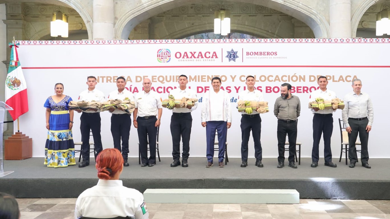 Entrega Gobernador Salomón Jara placas de pecho y equipos de protección a nuevos elementos del Cuerpo de Bomberos