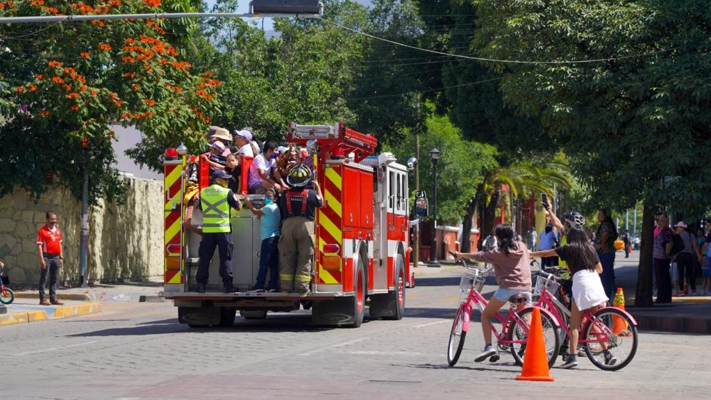 Interactúa Heroico Cuerpo de Bomberos con niñas y niños oaxaqueños