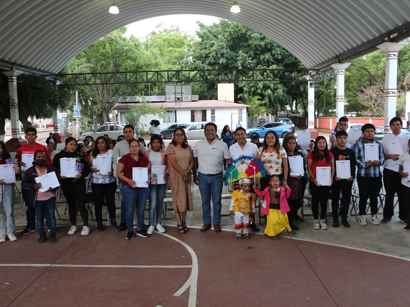 Entrega IEEA 41 certificados de primaria y secundaria en Villa de Zaachila             