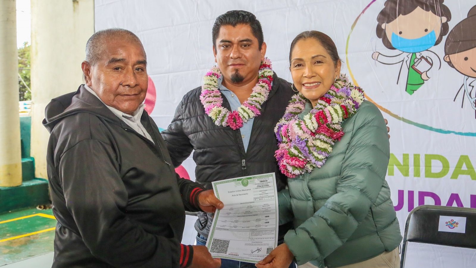 En Quiotepec, Irma Bolaños reconoce al personal médico de la Caravana de Unidades de Cuidados DIF Oaxaca