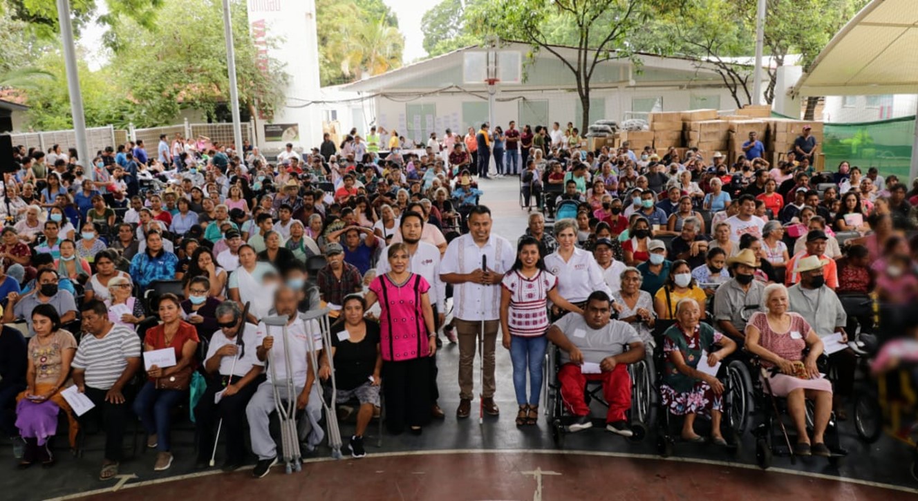 Habitantes de 35 municipios de Valles Centrales reciben aparatos funcionales y de movilidad