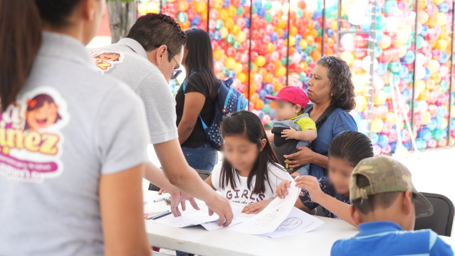Disfrutan niñas y niños de juegos y recreación con Vera Niñez, en el Llano
