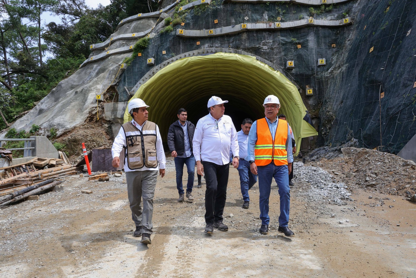 Refrenda Salomón Jara Cruz su compromiso para concluir la autopista Oaxaca-Costa