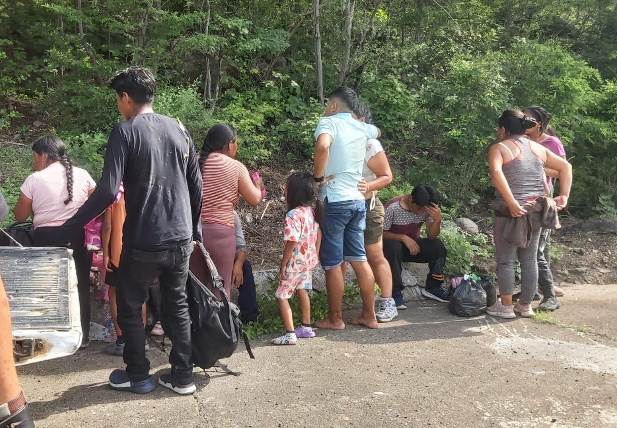 Auxilia Protección Civil a migrantes ecuatorianos accidentados en Magdalena Tequisistlán