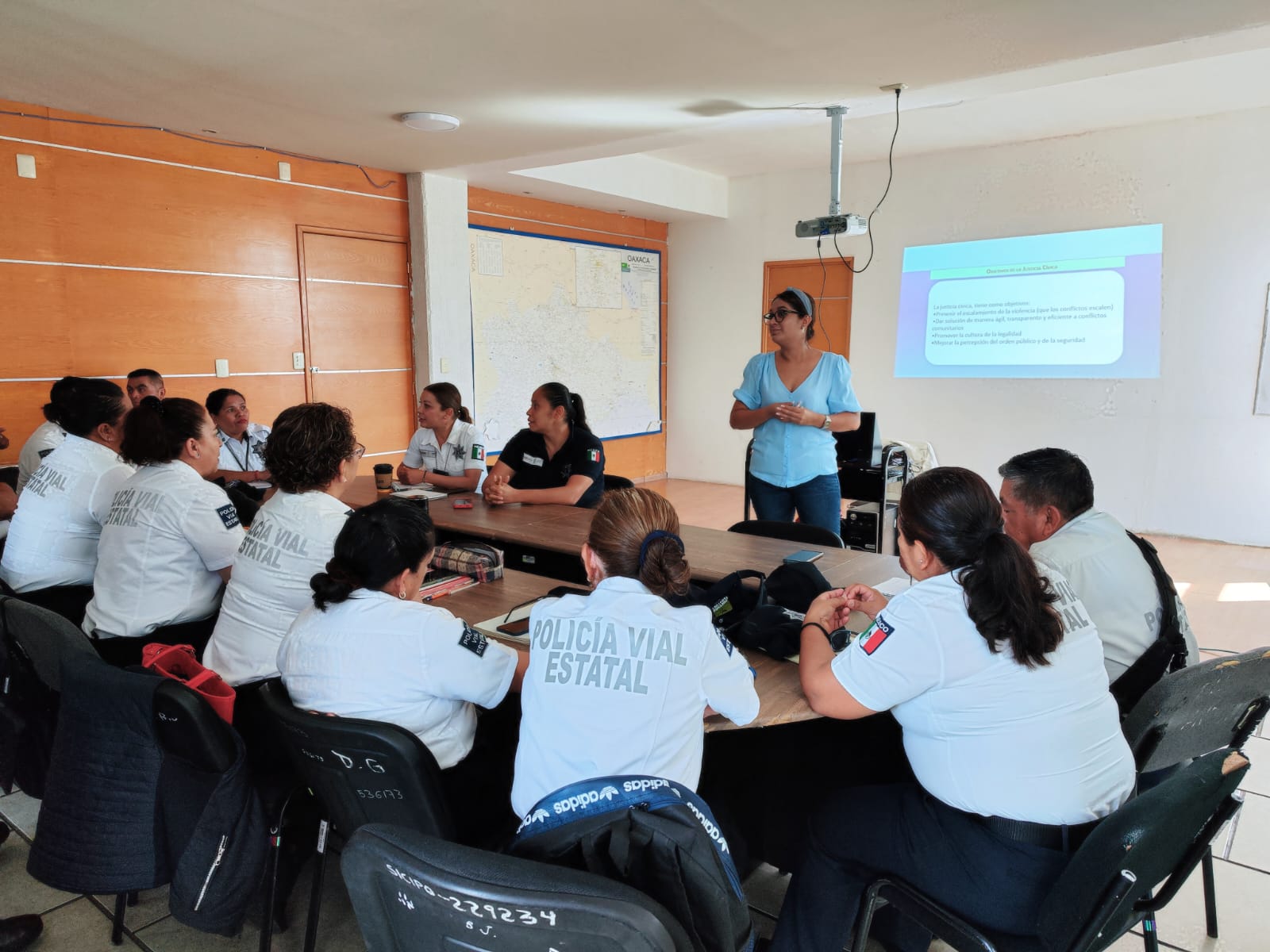 Capacitan a policías viales en materia de Justicia Cívica