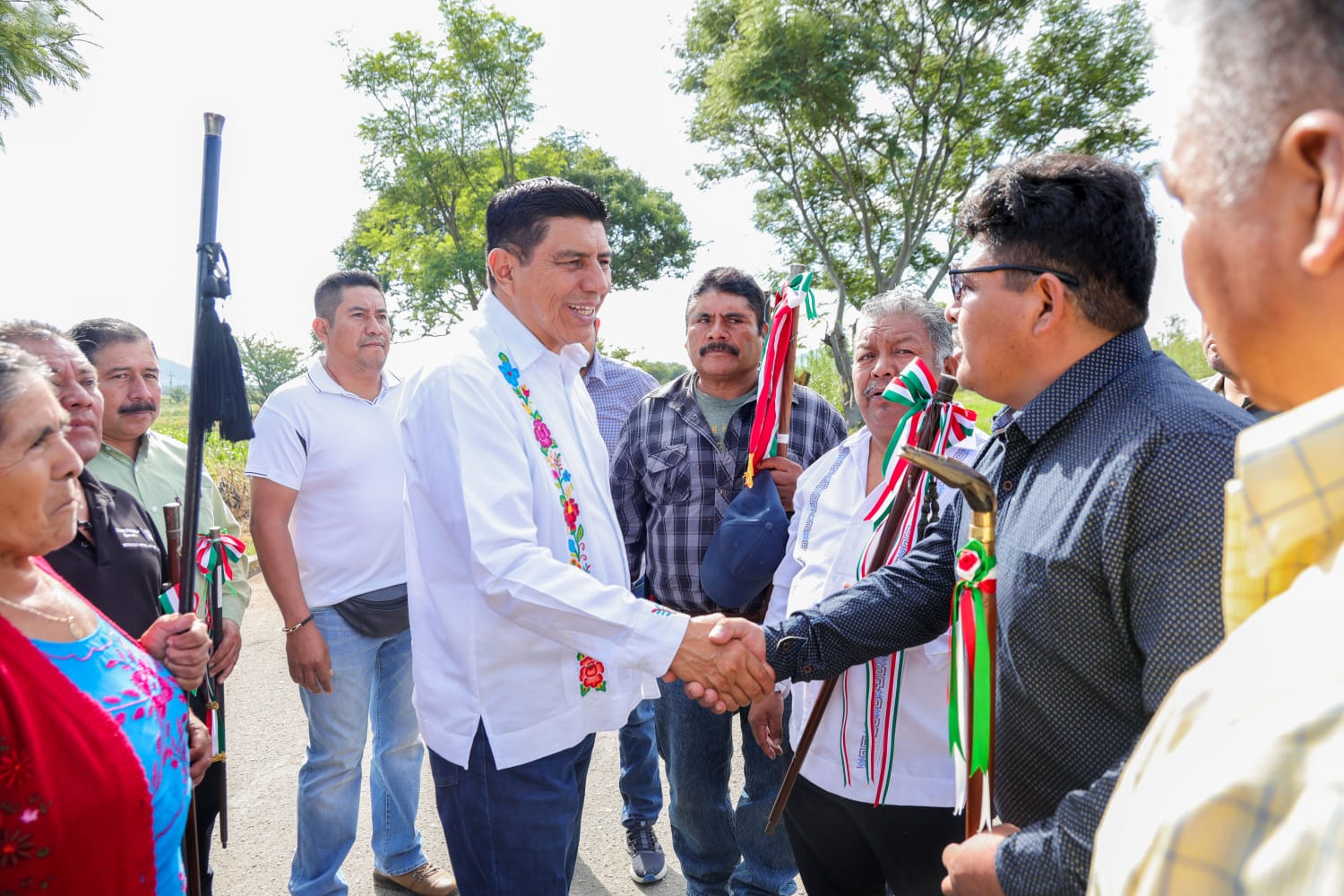 Da Salomón Jara Cruz banderazo de inicio del programa Caminos Bienestar