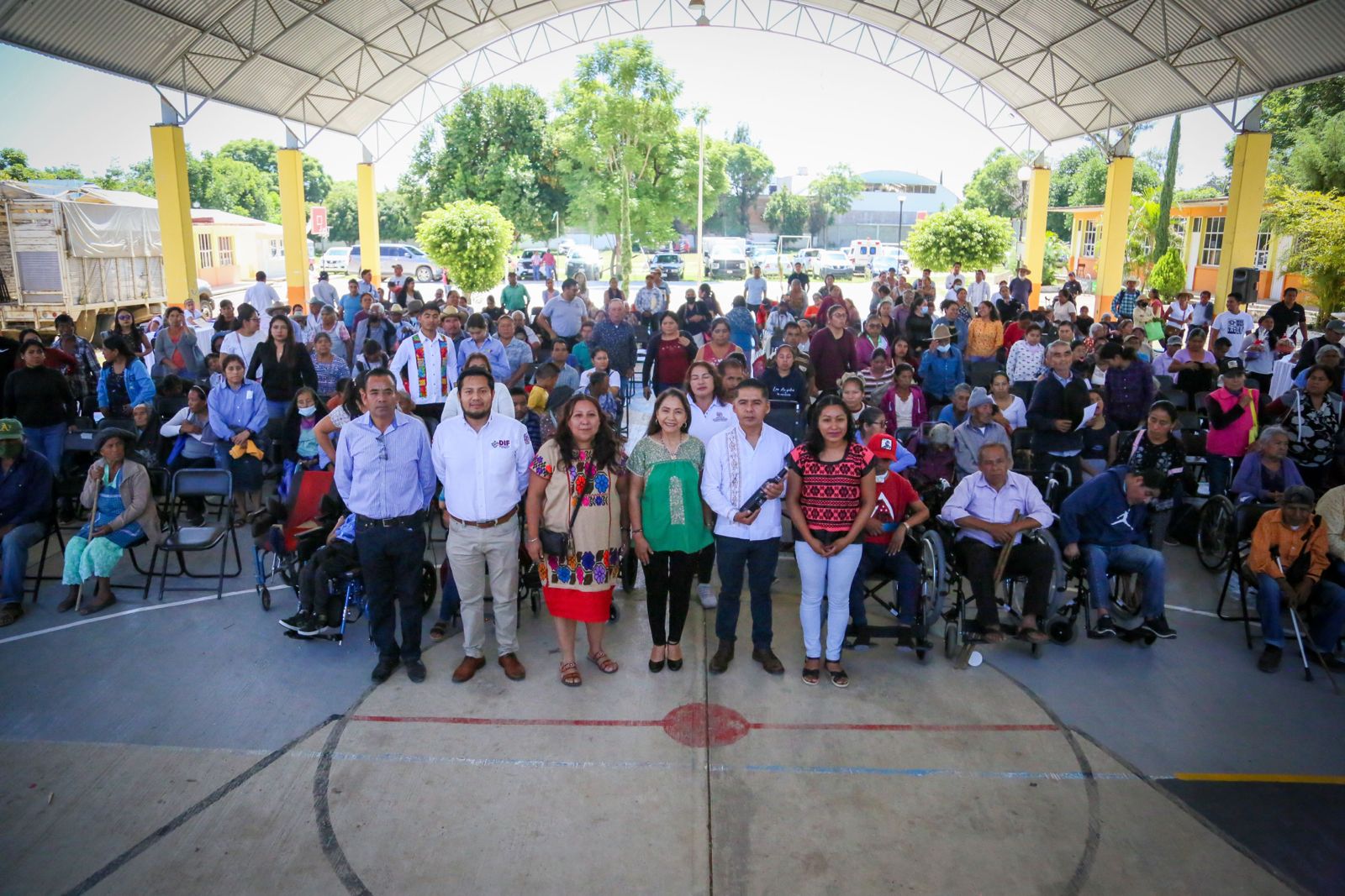Entrega DIF Oaxaca apoyos alimentarios y aparatos funcionales en la Mixteca