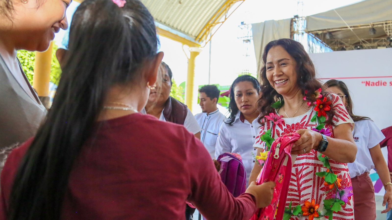 Entrega DIF Oaxaca dotaciones alimentarias y mochilas en la Sierra Sur