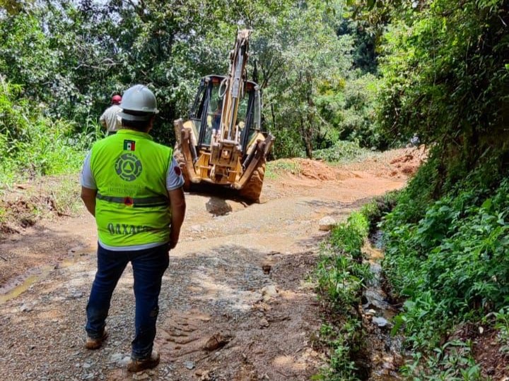 Protección Civil y Sedena, liberan camino a Santiago Atitlán tras derrumbes ocasionados por las fuertes lluvias