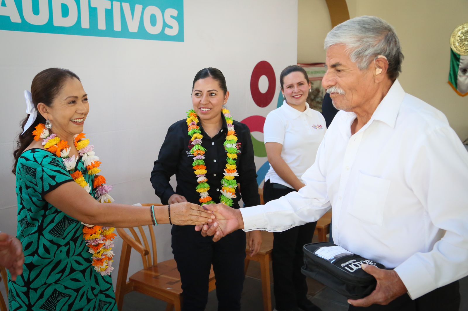 Habitantes de Valles Centrales, Costa e Istmo reciben de manera directa auxiliares auditivos y prótesis oculares