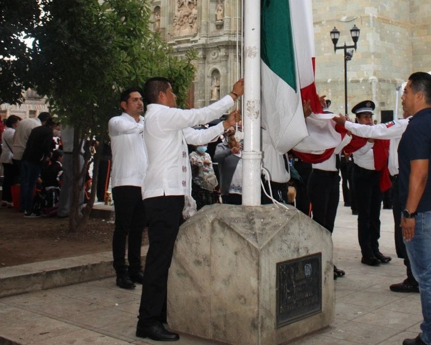 Presiden Ceabien y Soapa ceremonia de arriamiento del Lábaro Patrio