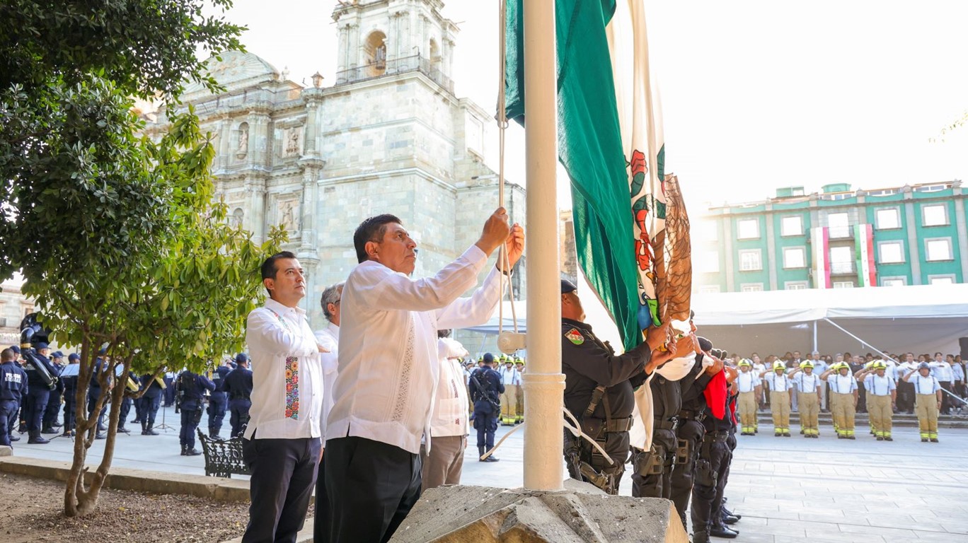 Encabeza Salomón Jara izamiento de la Bandera en memoria de las víctimas de los sismos de 1985 y 2017