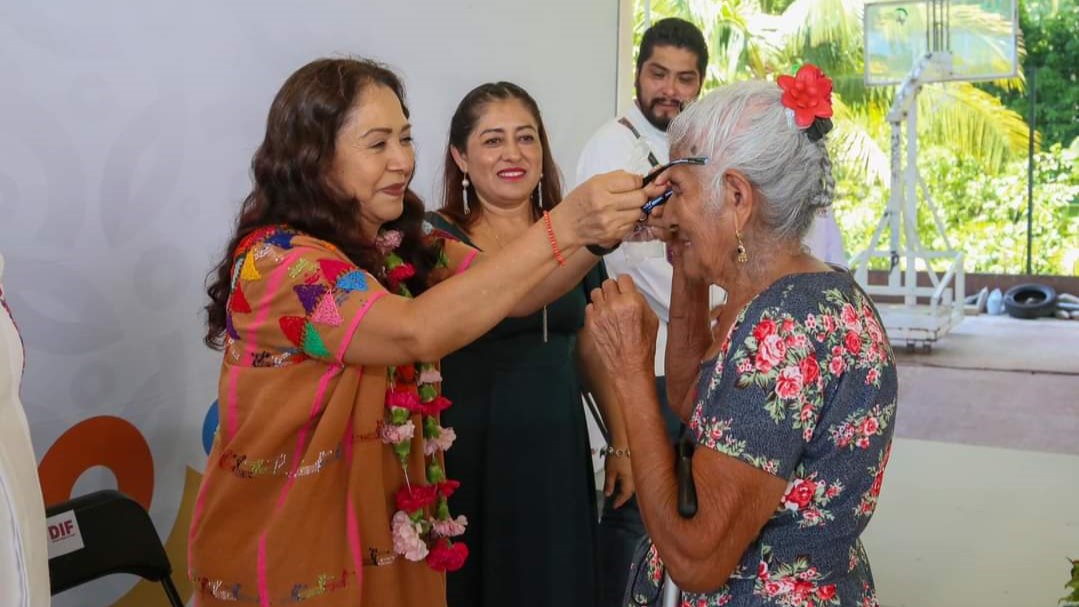 El pueblo de Mixtepec recibe del DIF Oaxaca apoyos para su bienestar