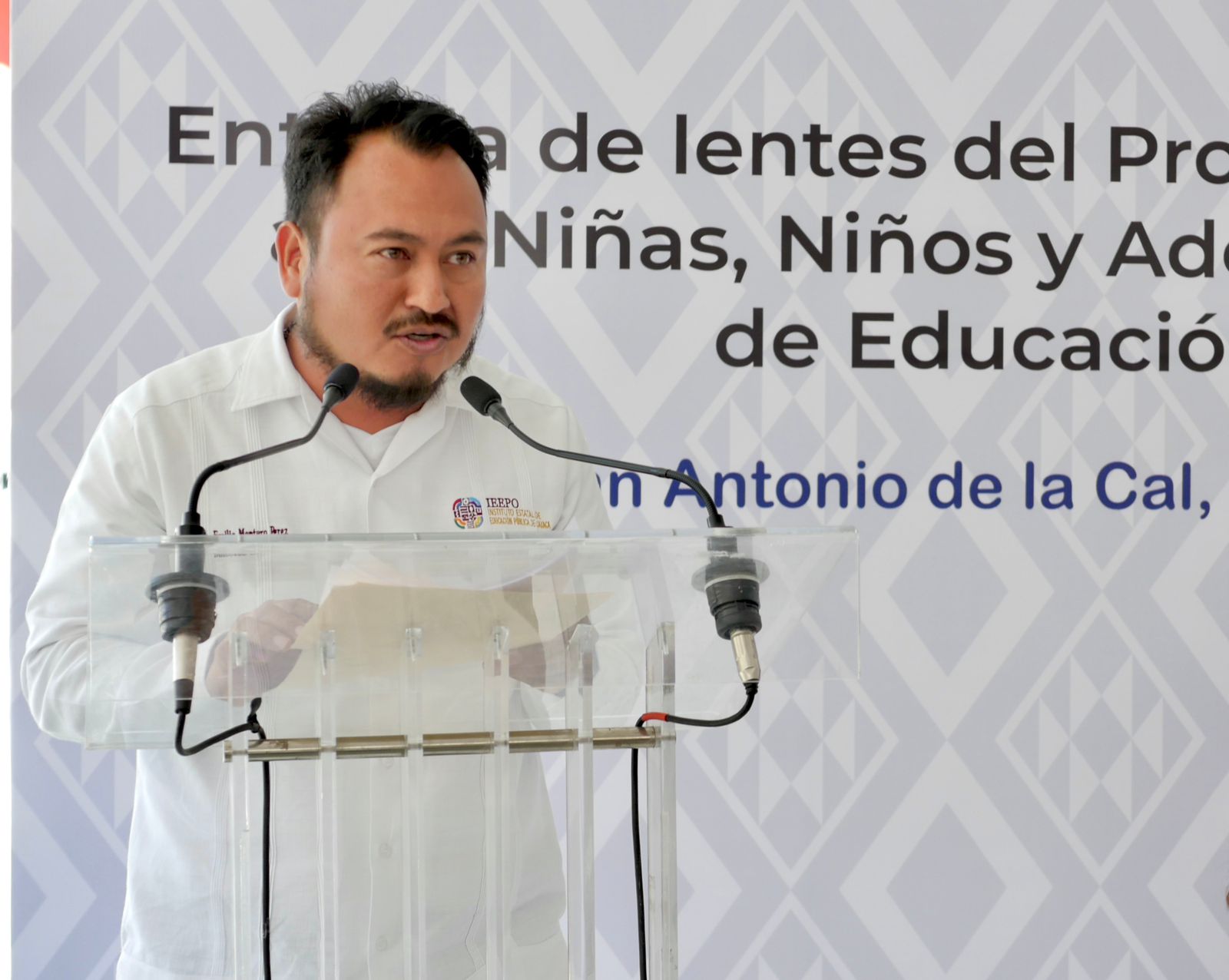 Entregan IEEPO y Fundación Ver Bien lentes gratuitos a estudiantes de Valles Centrales