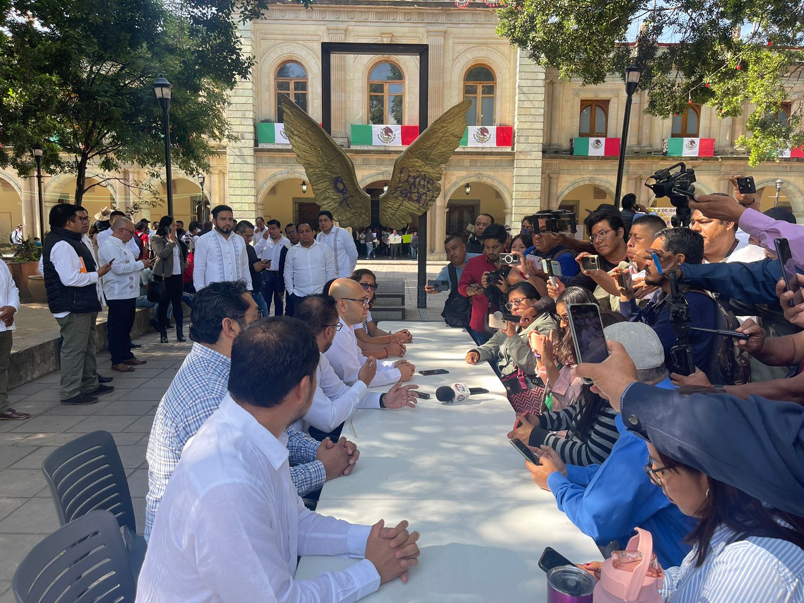 Convoca Gobierno de Oaxaca al diálogo público a extrabajadores del IEBO; estos rechazan ofrecimiento