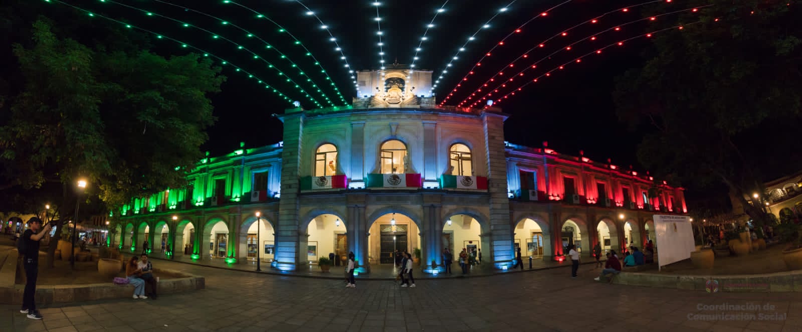 Por fiestas patrias, Secretaría de Administración embellece la capital oaxaqueña