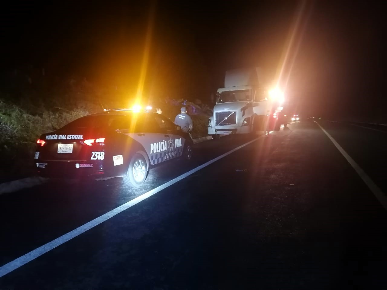 Aseguran tracto camión y caja con cargamento de azúcar robados en Santa Lucía del Camino