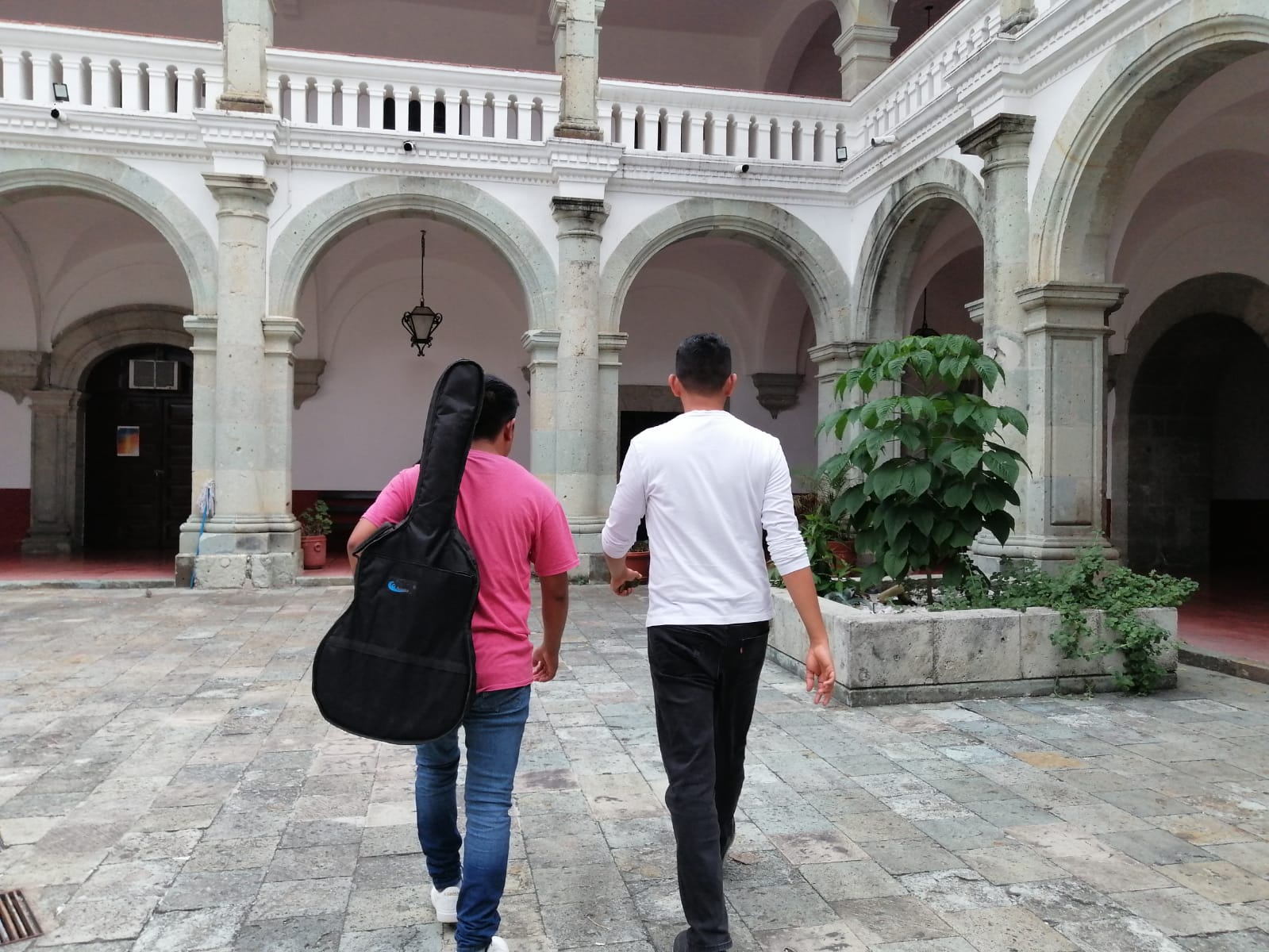 Joven en proceso de reinserción social inicia formación musical en la Facultad de Bellas Artes de la UABJO