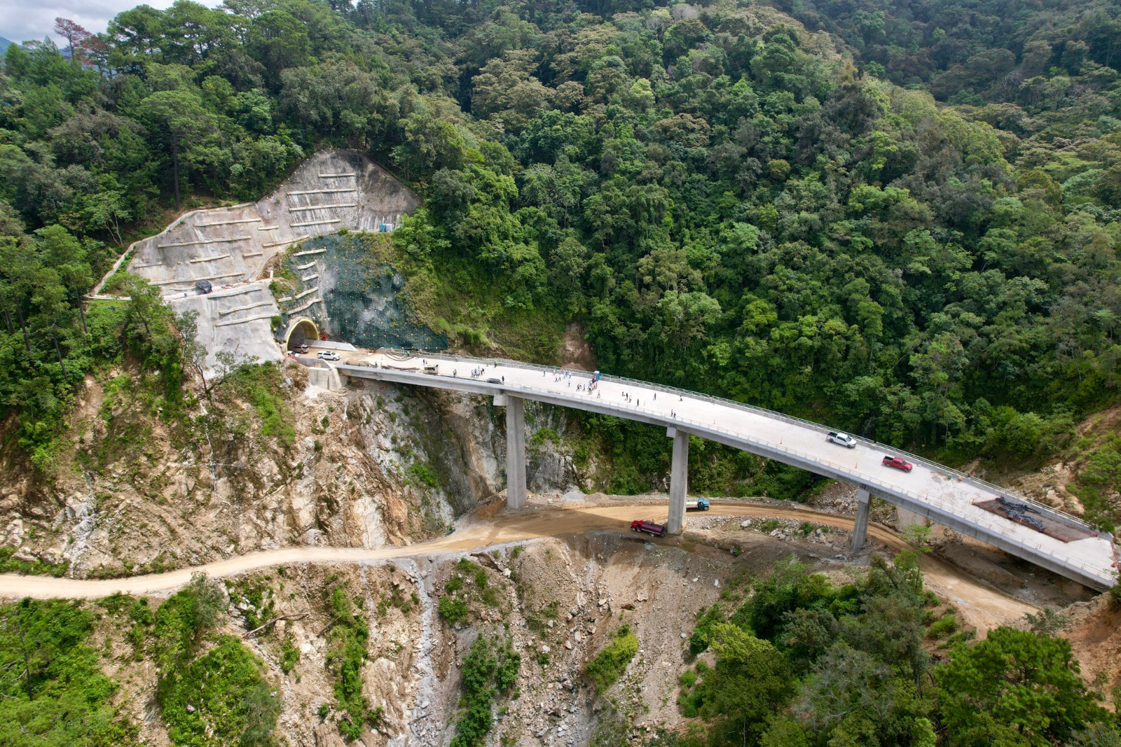 Supervisa Gobernador Salomón Jara avances del viaducto de San Vicente Coatlán