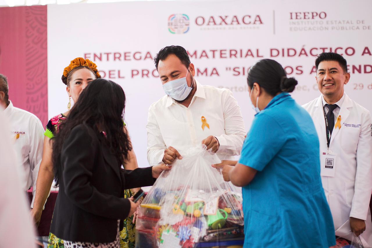 Entrega IEEPO material didáctico como parte del programa Sigamos Aprendiendo… en el Hospital