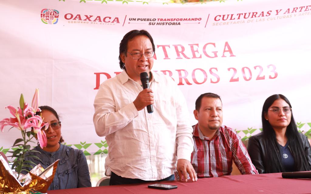 Entrega Seculta donativo de 300 libros para niñez de San Sebastián Coatlán