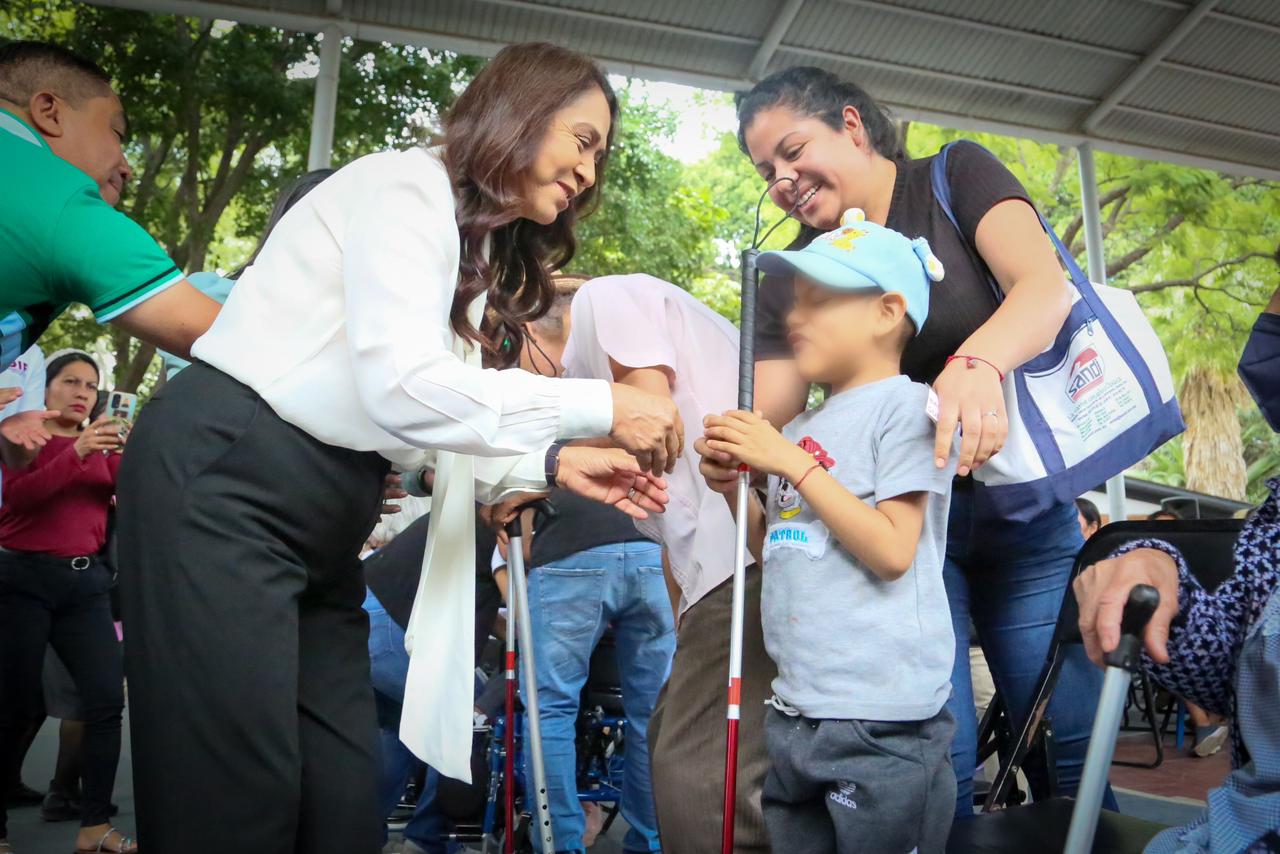 Más habitantes de Valles Centrales reciben aparatos funcionales por parte del DIF Oaxaca