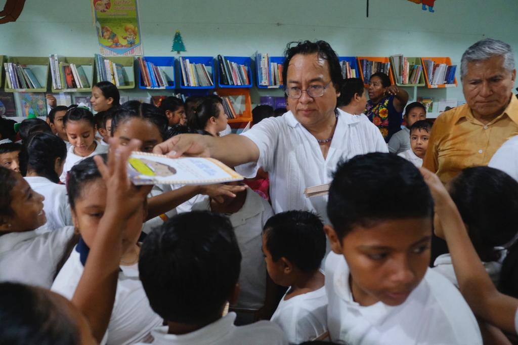 Secretaría de las Culturas y Artes entrega 400 libros a escuela primaria del Istmo
