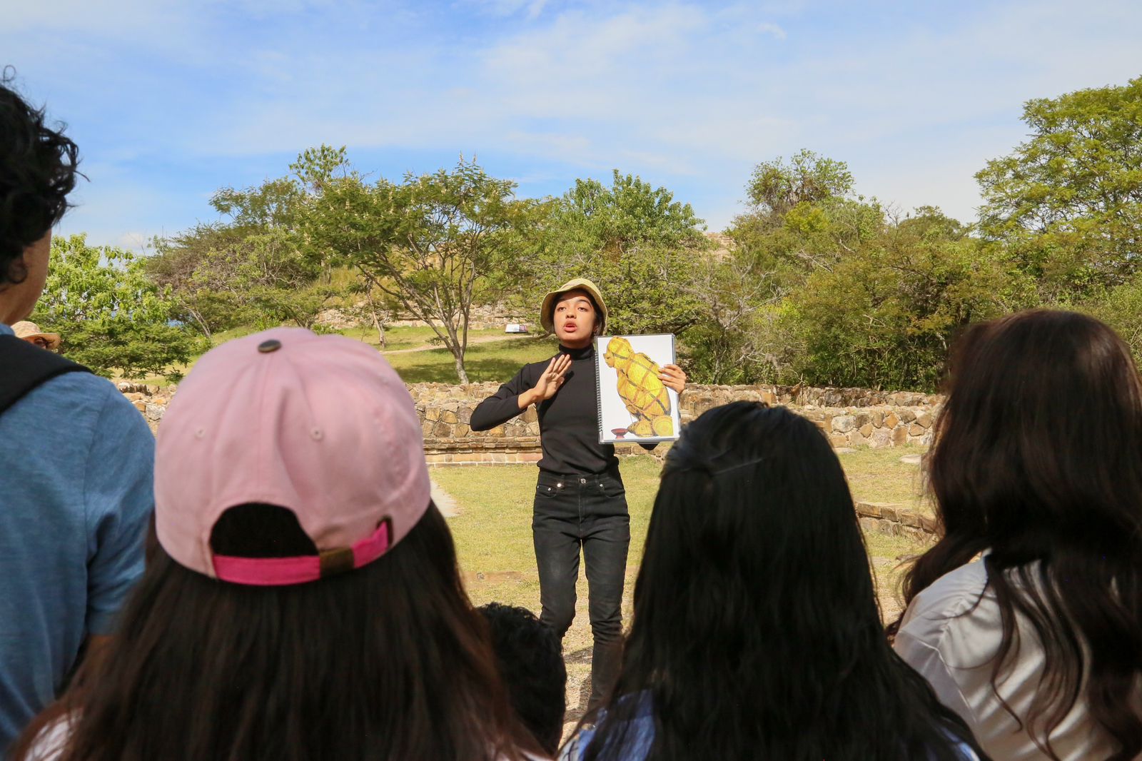 Las personas sordas cuentan con una intérprete de LSM para conocer Monte Albán