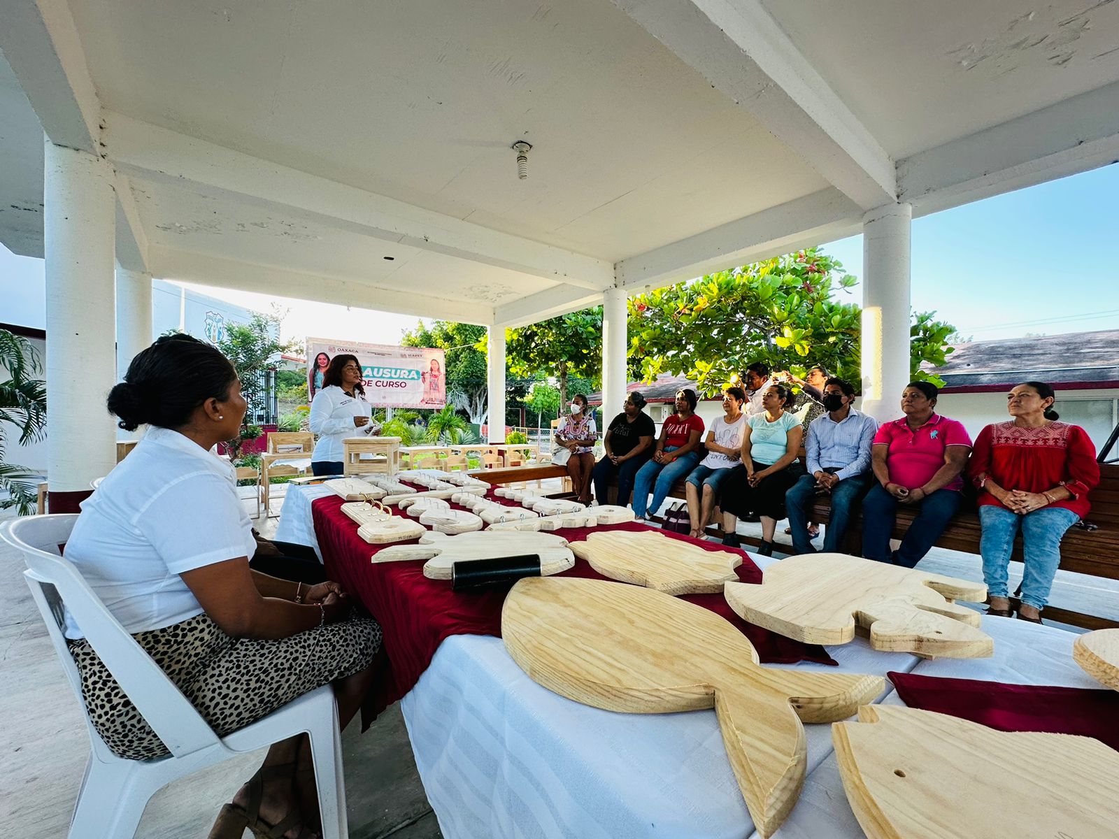 Clausura Icapet primer curso de carpintería para mujeres en Pinotepa Nacional