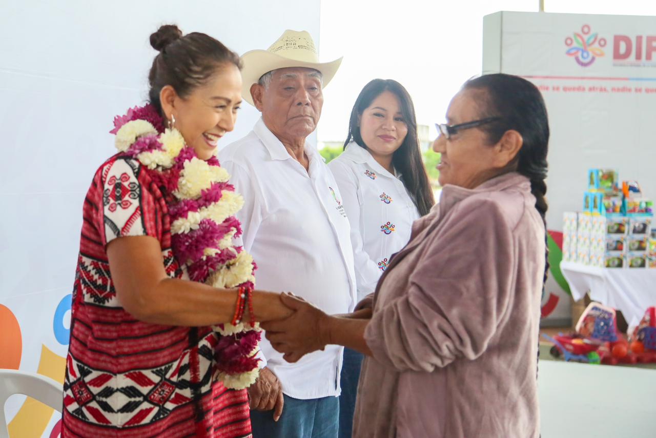 Con la entrega de apoyos, el DIF Oaxaca cobija al pueblo de Ayotzintepec