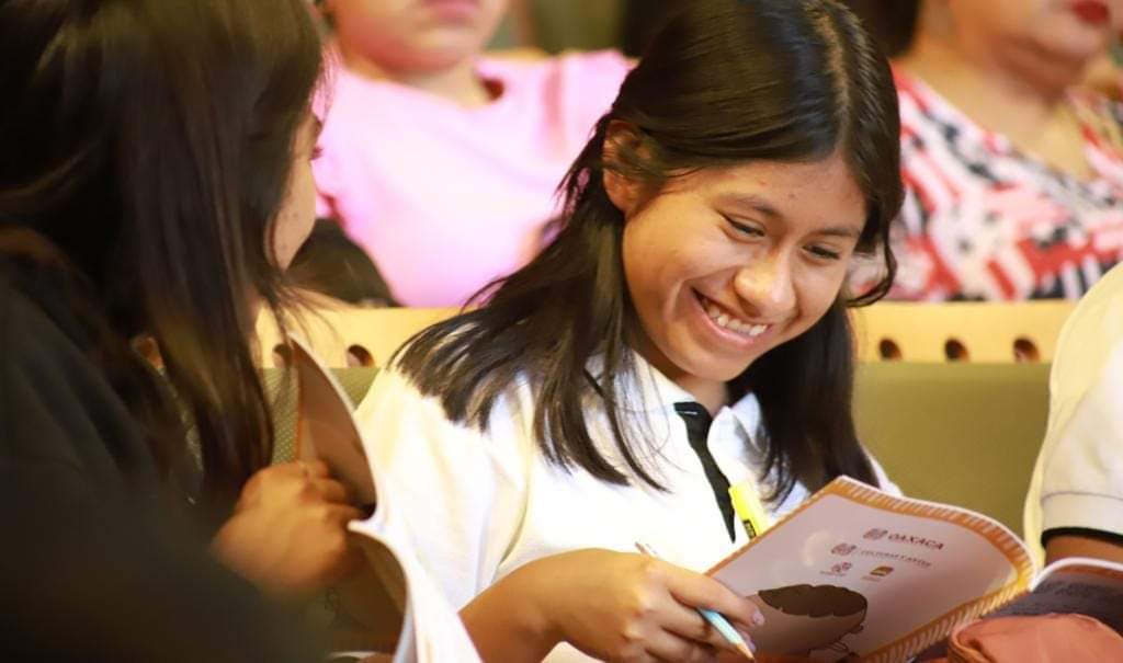 Presenta Seculta material bibliográfico y didáctico en la FILO 2023