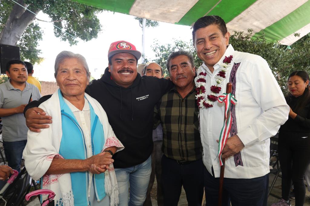 El Gobierno del pueblo invierte en infraestructura educativa y atiende rezagos sociales en Santa María Camotlán