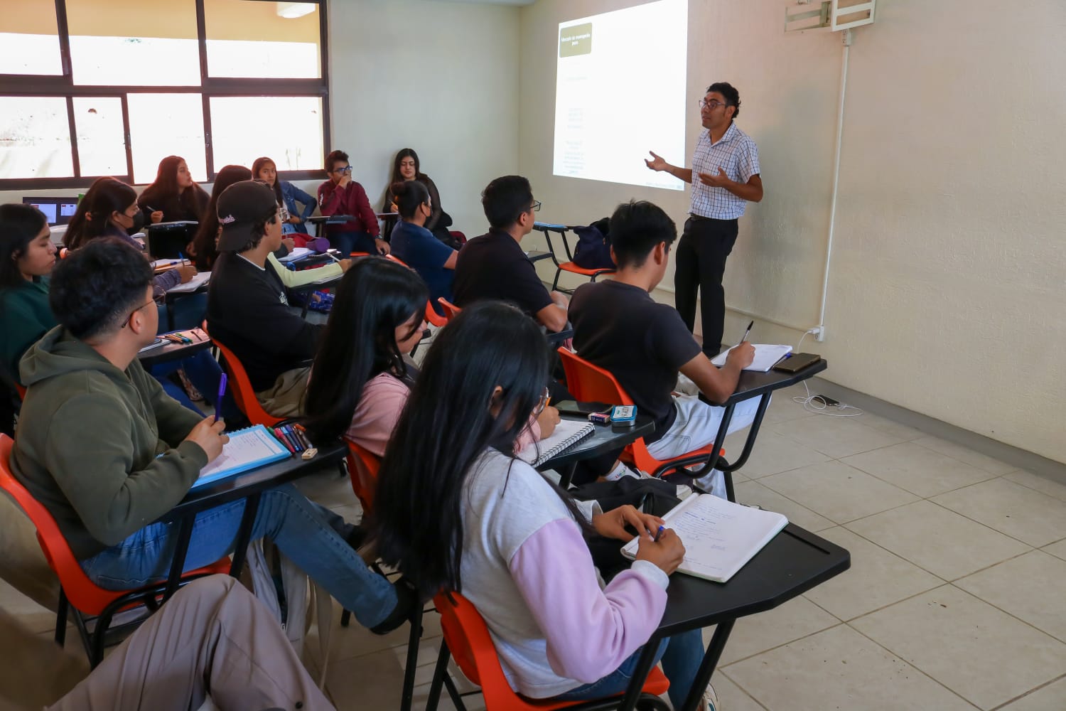 Inician clases presenciales más de mil 500 estudiantes de la UTVCO