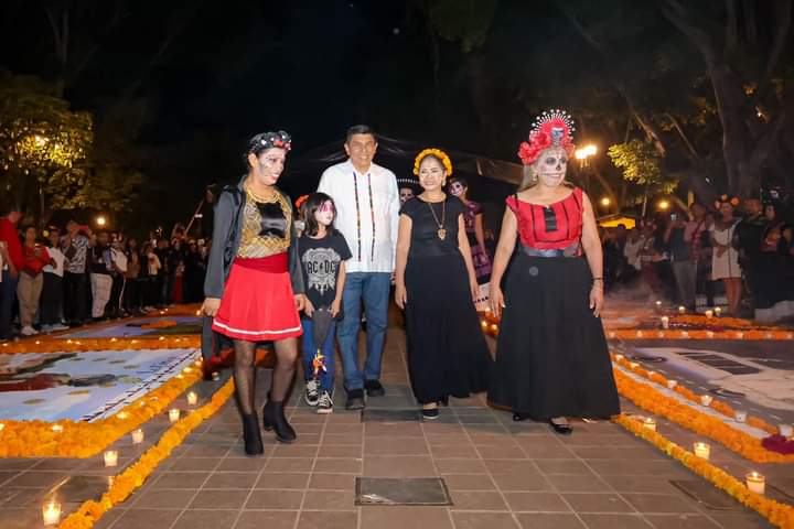 Niñas y niños encabezan la exitosa comparsa Diverti Muertos, llenos de vida
