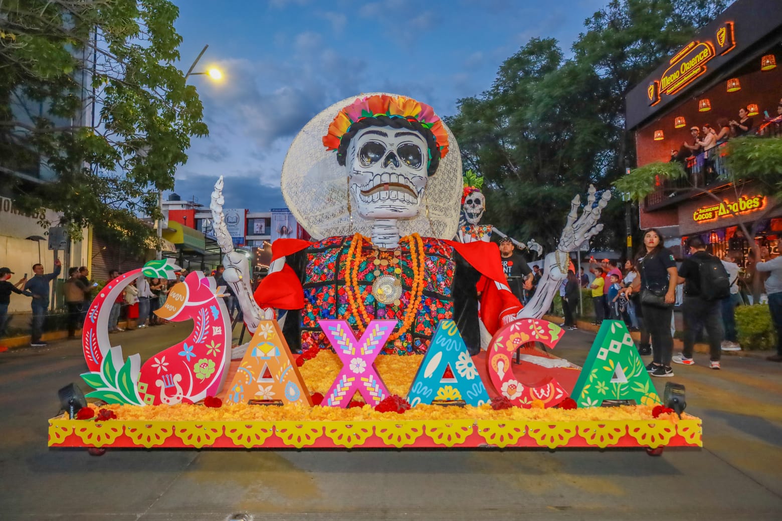 Magna Comparsa de Día de Muertos inunda las calles de Oaxaca