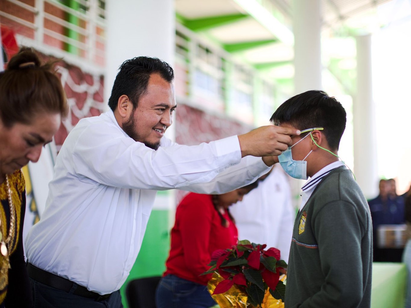 Reciben estudiantes de la Mixteca lentes y equipos de cómputo